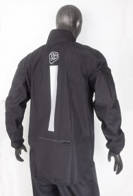 Impermeable Light detalle chaqueta espalda5